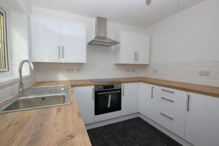 3 bedroom semi-detached house to rent - Photo 3