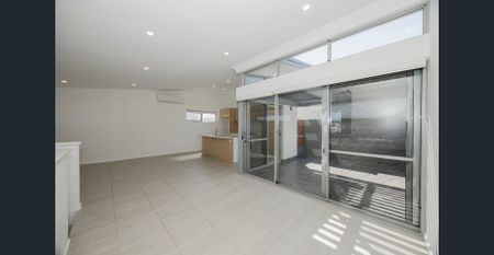 MODERN COASTAL LIVING — HILLARYS - Photo 2
