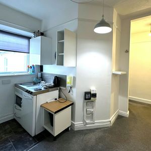 House of Multiple Occupation to rent on - Photo 2