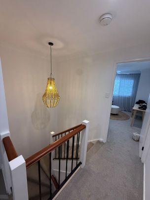 Beautifully renovated inside and out - quiet & secure sought after estate in central Robina - Photo 1