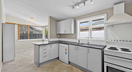 Character-Filled 4 Bedroom Home - One Block from the Beach! - Photo 4