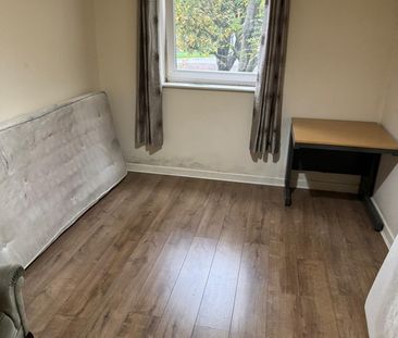 Room in a Shared House, Chamberlain Close, IG1 - Photo 5