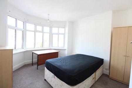 4 bedroom semi-detached house to rent - Photo 3