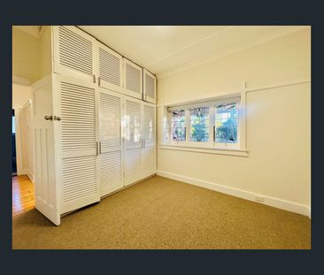 Prime location delivering stylish, easygoing living in a well-conne... - Photo 2