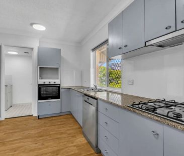 “Spacious 3-Bedroom Unit with 3-Car Parking” - Photo 3