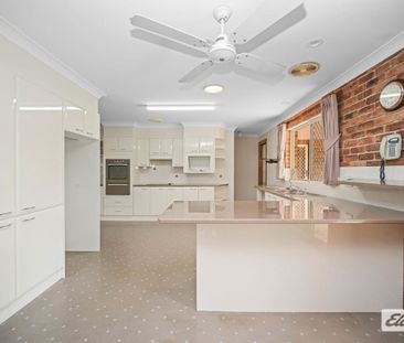 Spacious Family Home with River Views in Quiet Cul-de-Sac - Photo 3