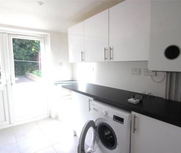 Terraced house to rent - Photo 2