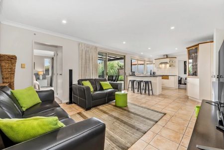4 bedrooms + 2 bathrooms - Photo 5