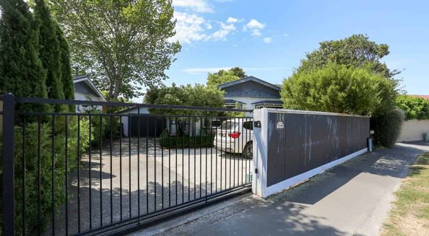 4 Bedrooms - Double Glazed - Great School Zones! - Photo 1