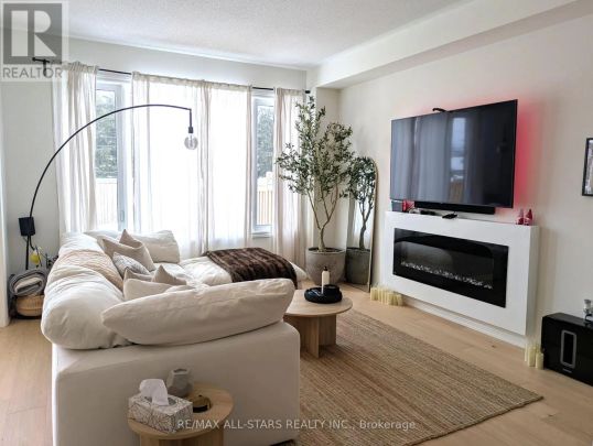 22 HENNESSEY CRESCENT - Photo 1