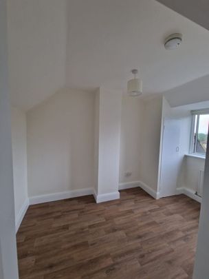 4 Bed End Terrace, Toland Square, SW15 - Photo 1
