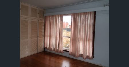 WALK TO SANDOWN PARK TRAIN STATION - Photo 4