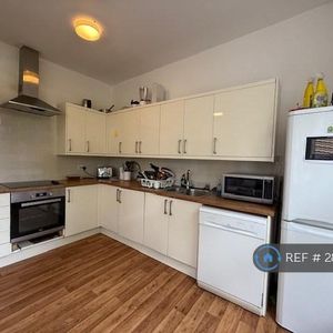 1 bedroom in a flat share to rent - Photo 3
