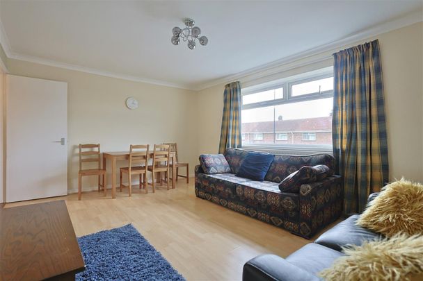 2 bedroom Flat to rent in Stoneleigh Avenue, Longbenton, Newcastle Upon Tyne, NE12 - Photo 1