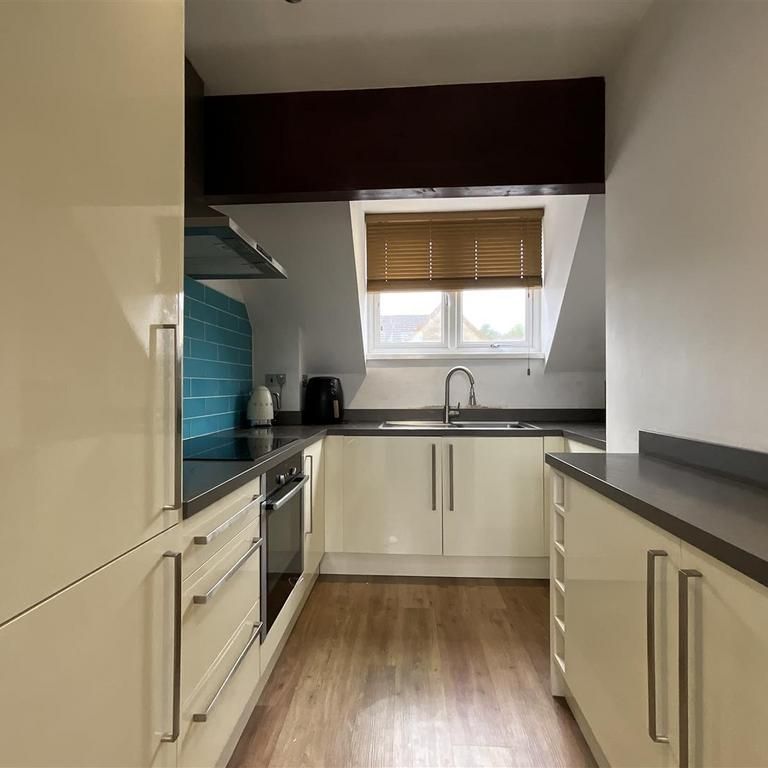 2 bedroom coach house to rent - Photo 1