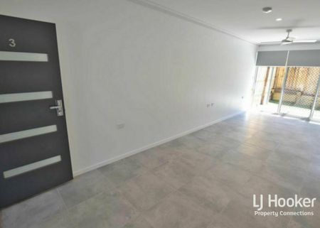 STUNNING TOWNHOUSE. OUTSTANDING LOCATION - Photo 2