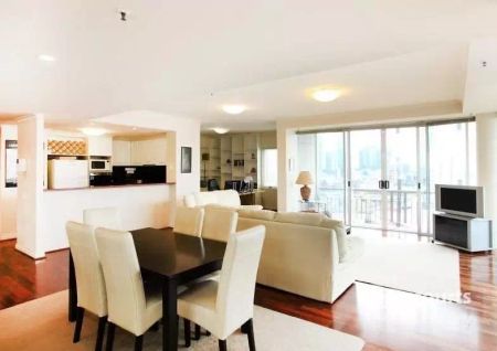 Spacious Apartment In Prime Location - Photo 3