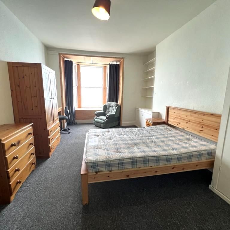 4 bedroom flat to rent - Photo 1