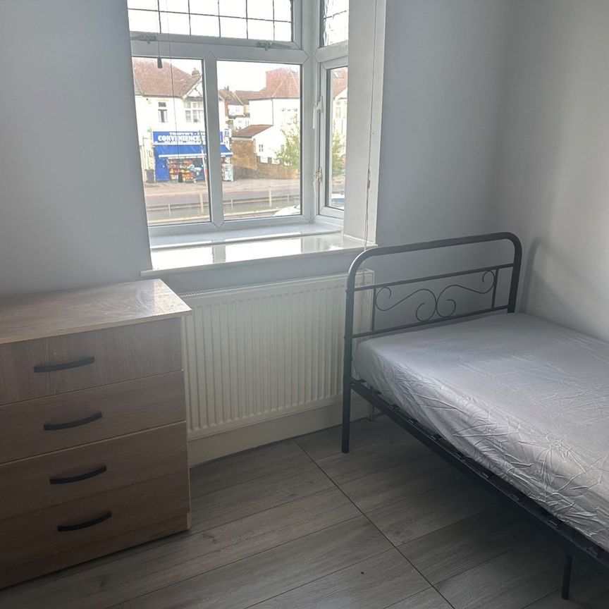 4 Bed Flat, Eastern Avenue, IG4 - Photo 1