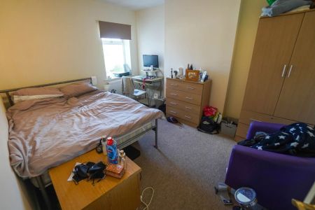 To Rent Stewart Road, Charminster, Bournemouth, BH8 £2,600 pcm Tenancy Info - Photo 4