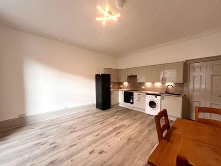 3 bedroom flat to rent - Photo 4