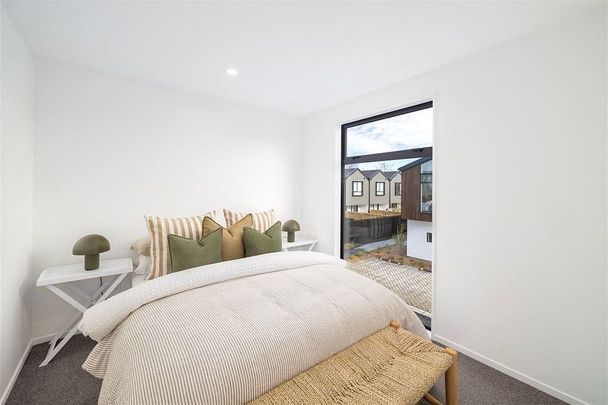 Edgeware Modern Comfort – 2 Bed / 2 Bath Townhouse - Photo 1