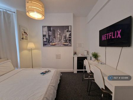 1 bedroom in a house share to rent - Photo 2