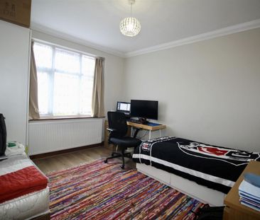 3 Bedroom House - Terraced To Let - Photo 2