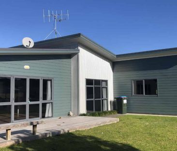 Cozy and coastal family home - Photo 3