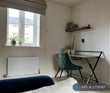 3 bedroom semi-detached house to rent - Photo 5