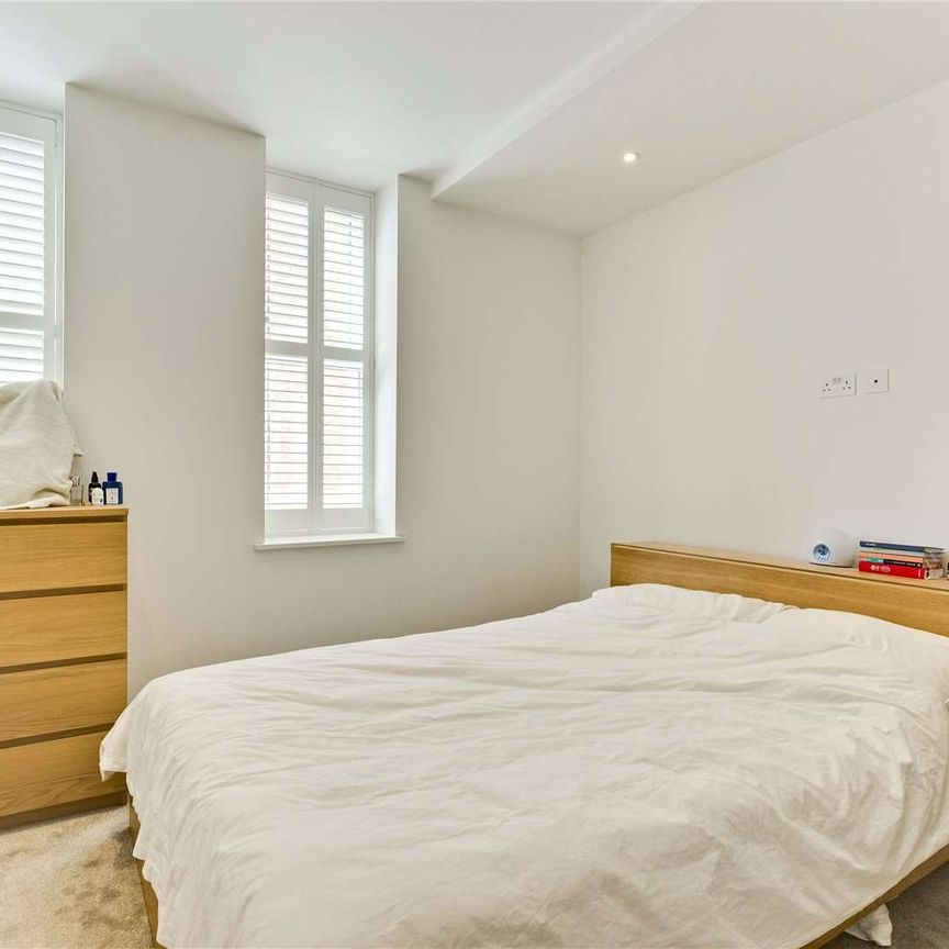 Central Guildford living with fantastic access to Guildford High Street. - Photo 1