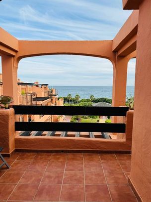 3 room luxury penthouse for rent in Estepona, Andalusia - Photo 1