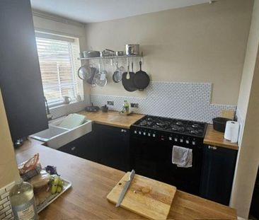4 bedroom semi-detached house to rent - Photo 6