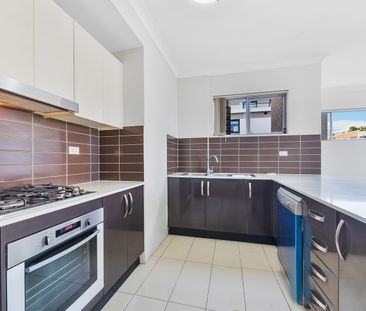 Spacious 2-Bed Apartment in Prime Location Near Parramatta River - Photo 5