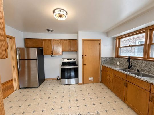 For Lease - 1425 GILES Boulevard, Windsor, Ontario - Photo 1