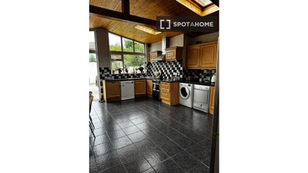 Room in a shared flat for rent in Grace Park, Dublin - Photo 2