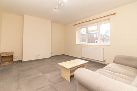Recently refurbished 3 bedroom flat in Old Street - Photo 2