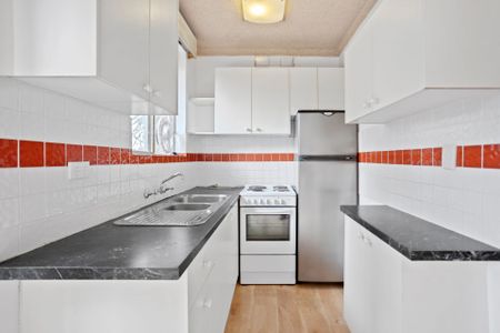 Conveniently Located Modern Apartment - Photo 2