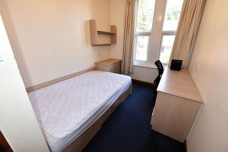 4 bedroom Flat in Flat B, Leeds - Photo 3