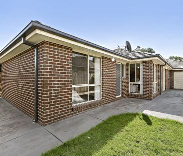 Spacious 4-Bedroom Home in South Morang - Photo 2