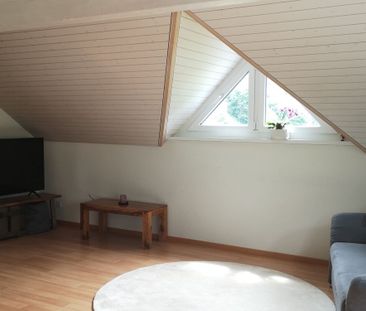 APPARTEMENT 21/2 PIÈCES MANSARDÉ À NETSTAL (GL), MEUBLÉ, TEMPORAIRE - Photo 1