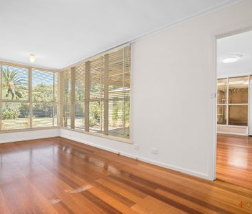 LARGE FAMILY HOME CENTRAL TO EVERYTHING ! - Photo 3