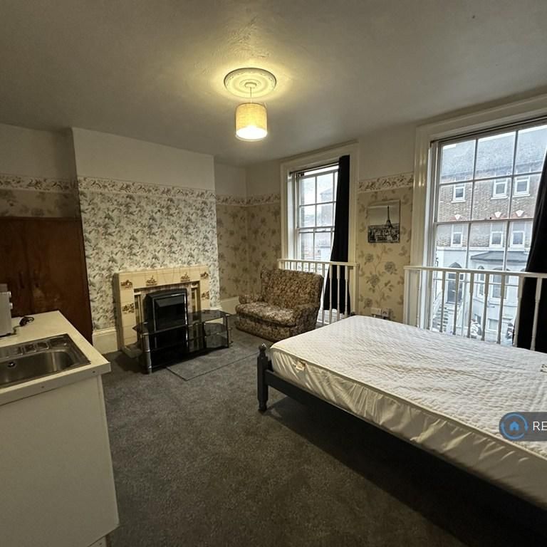 1 bedroom in a house share to rent - Photo 1