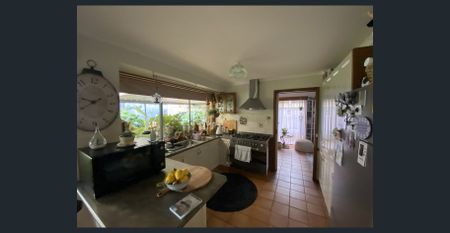 3 Bedroom Family Home with Beautifully Manicured Gardens - Photo 4