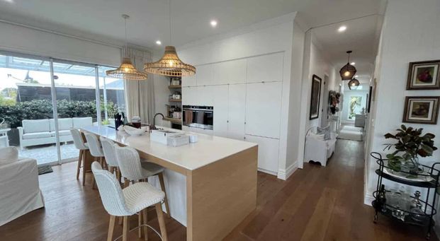 Luxurious 4 bedroom fully furnished home in Strandon - Photo 1