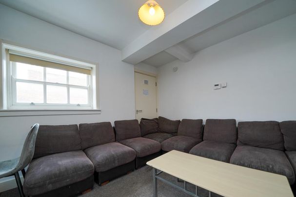 8 bedroom flat to rent - Photo 1