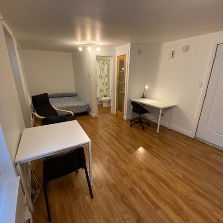 Super Studio loué tout compris, meublé et équipé au centre ville - Photo 4