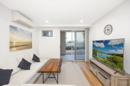 Stylish Apartment Living with Bedroom Size Study and Expansive Courtyard Appeal - Photo 2