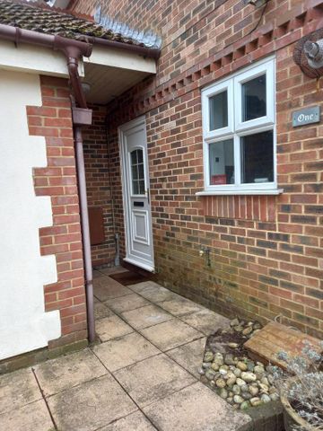 2 bedroom end of terrace house to rent - Photo 2