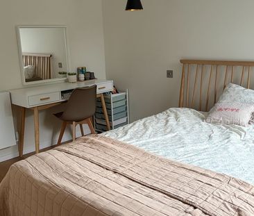 Room in a Shared House, South Park Road, SW19 - Photo 2